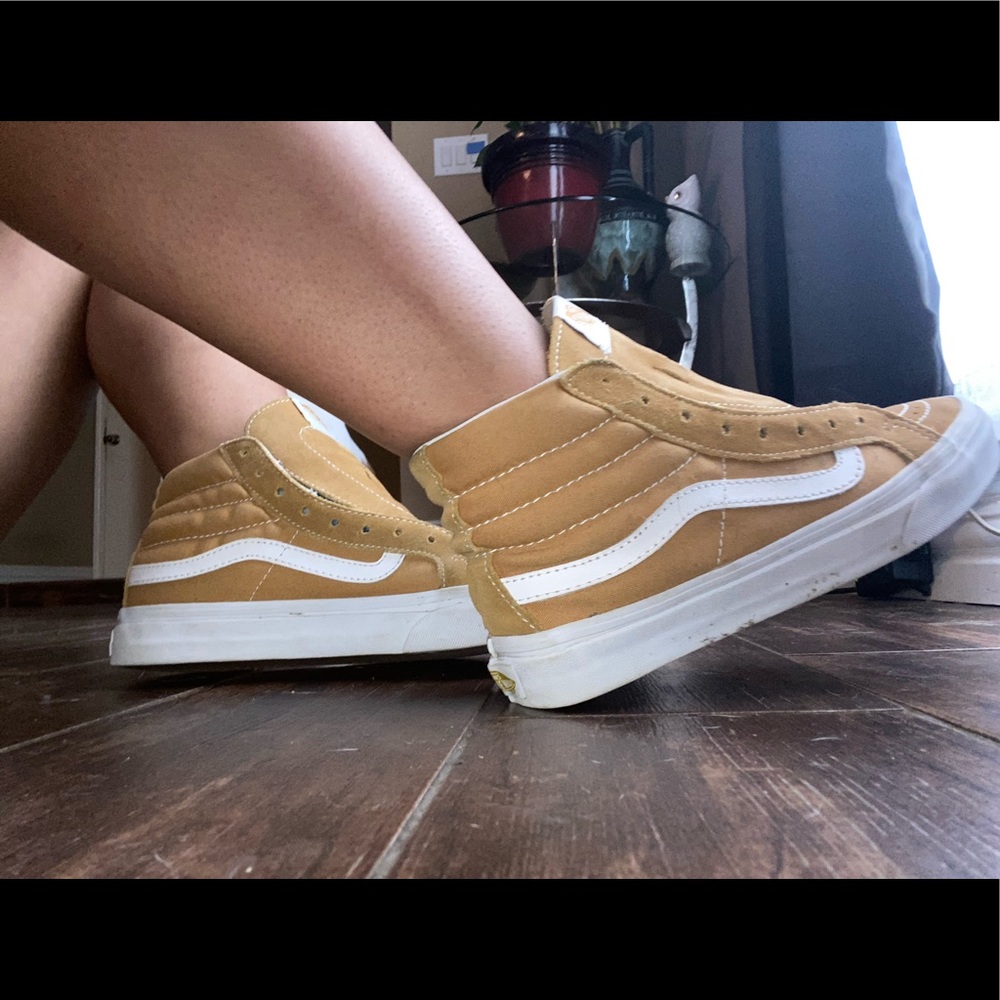 Yellow vans , no laces ☀️